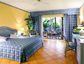 Sypialnia z widokiem na taras w Bluebay Banus