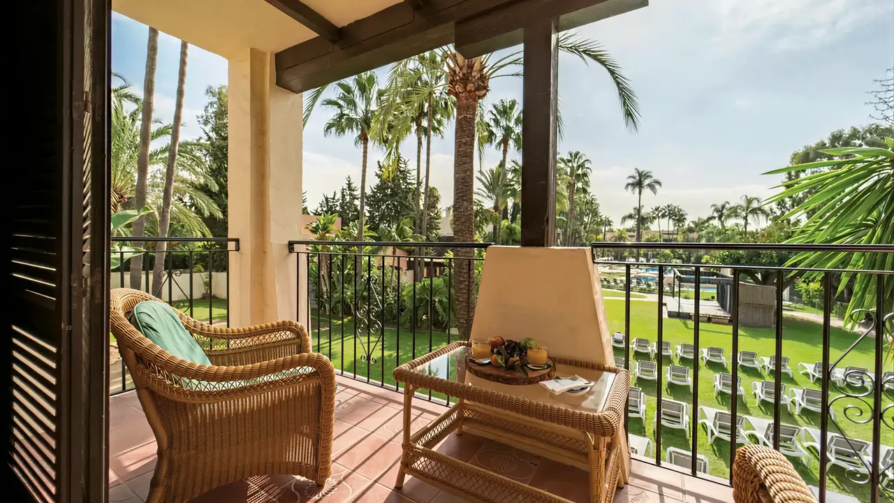 Prywatny balkon z widokiem w Bluebay Banus
