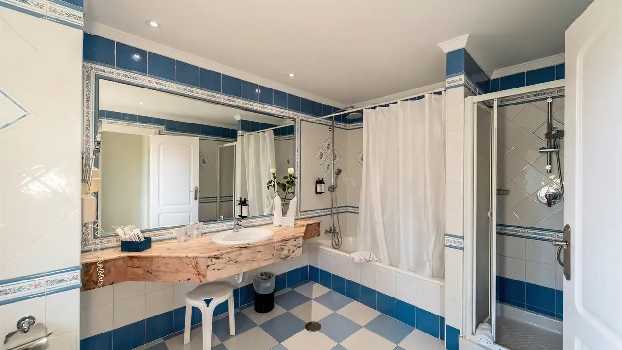 Łazienka w hotelu Bluebay Banus z wanną i prysznicem