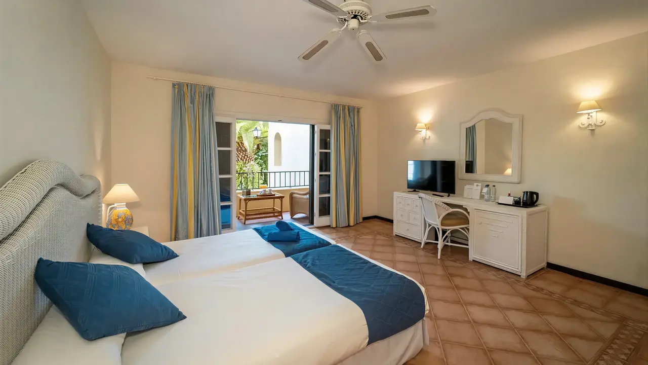 Sypialnia w hotelu Bluebay Banus z widokiem na taras