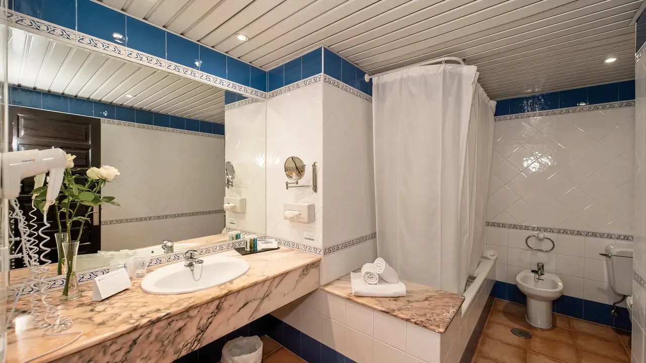 Łazienka w hotelu Bluebay Banus z wanną i umywalką