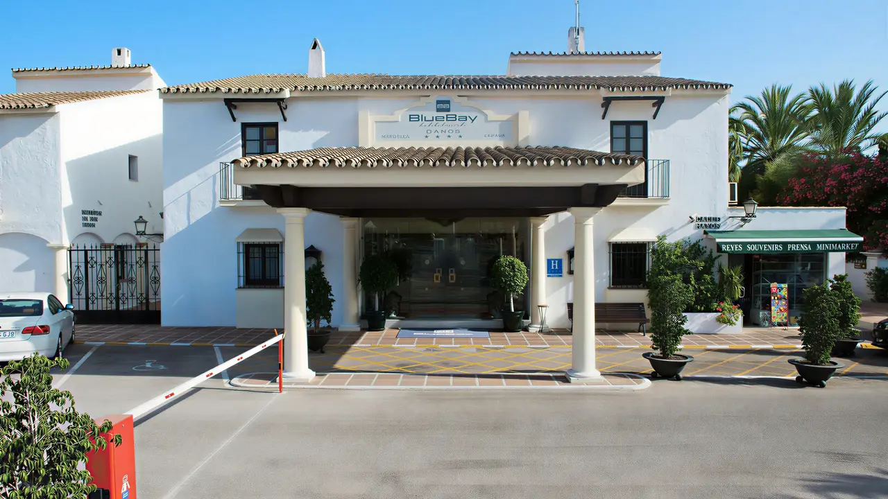 Elewacja i wejście do hotelu Bluebay Banus