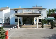 Elewacja i wejście do hotelu Bluebay Banus