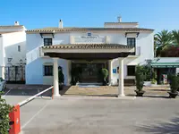 Elewacja i wejście do hotelu Bluebay Banus