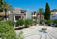 Budynki i dziedziniec w Bluebay Banus