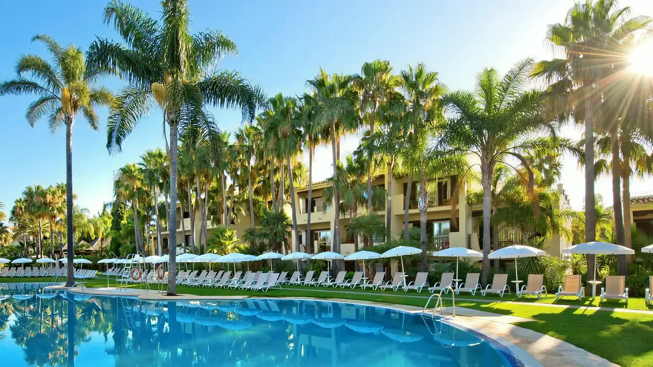 Basen i leżaki w hotelu Bluebay Banus