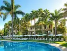 Basen i leżaki w hotelu Bluebay Banus