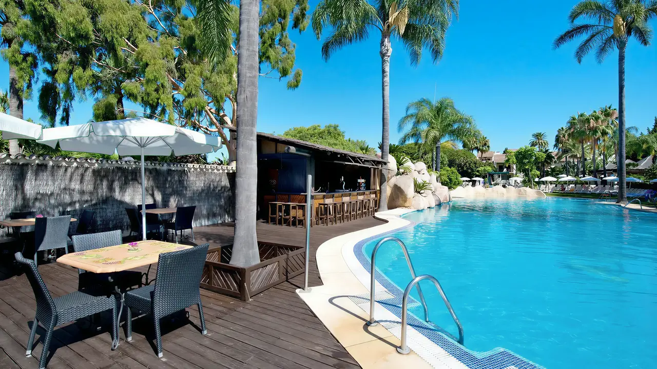 Bar przy basenie w Bluebay Banus