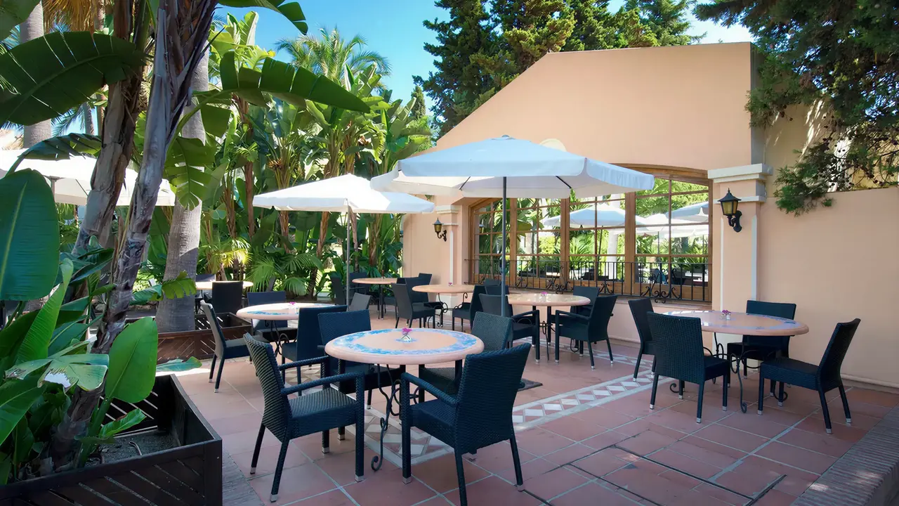 Stolik restauracyjny na zewnątrz w Bluebay Banus