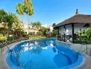 Basen w hotelu Bluebay Banus z altaną