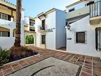 Budynki i dziedziniec w Bluebay Banus