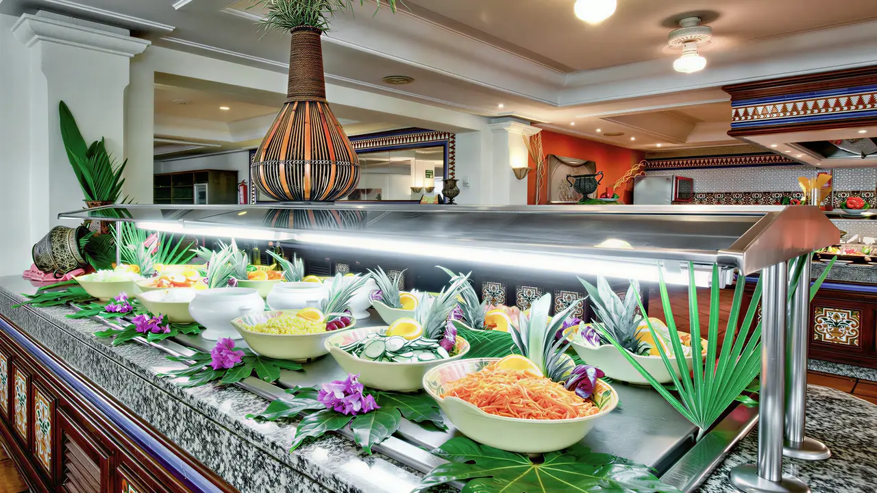Bufet z jedzeniem w hotelu Bluebay Banus