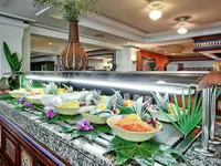 Bufet z jedzeniem w hotelu Bluebay Banus
