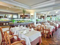 Restauracja w Bluebay Banus z nakrytymi stołami
