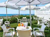 Taras widokowy BlueBay Beach Club w Bluebay Banus