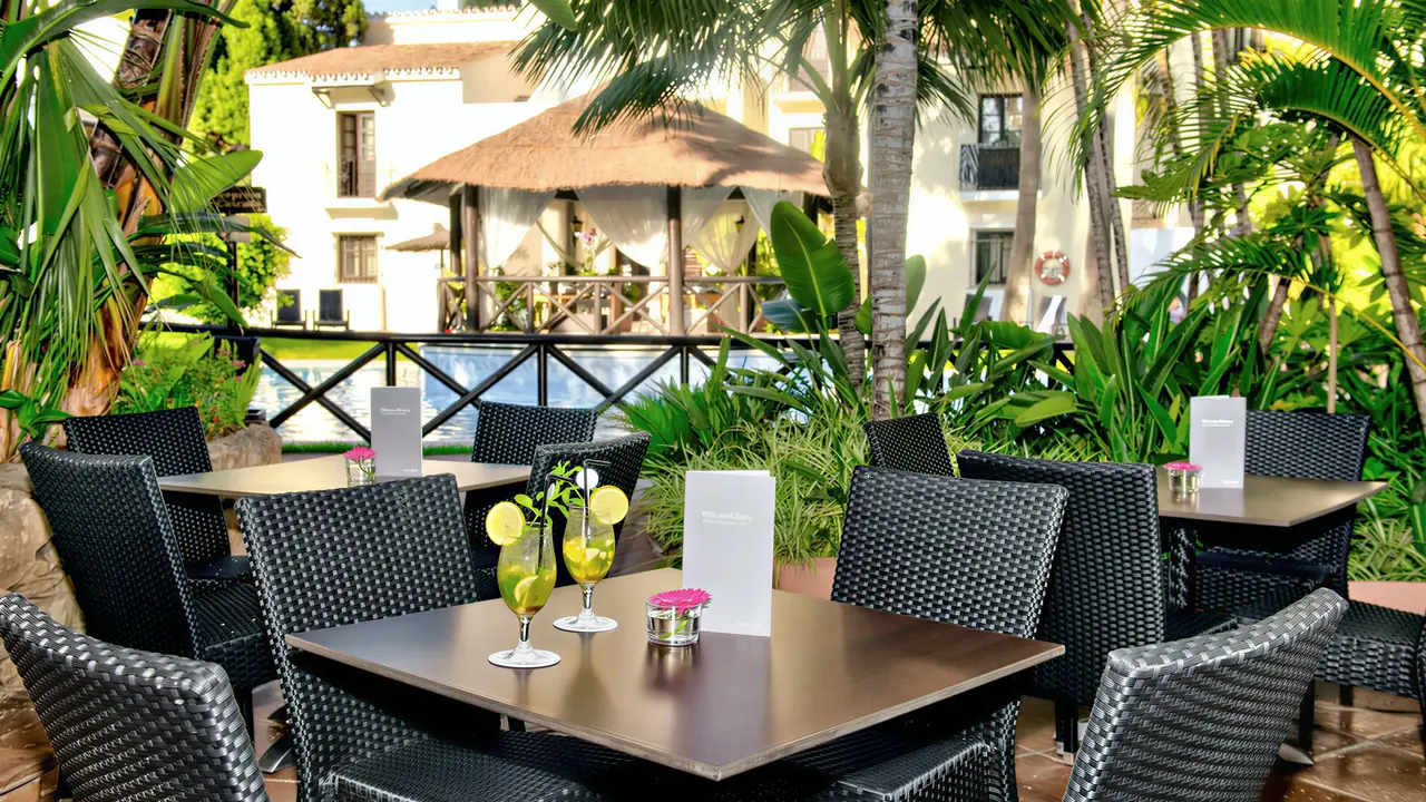 Stolik z drinkami w restauracji Bluebay Banus