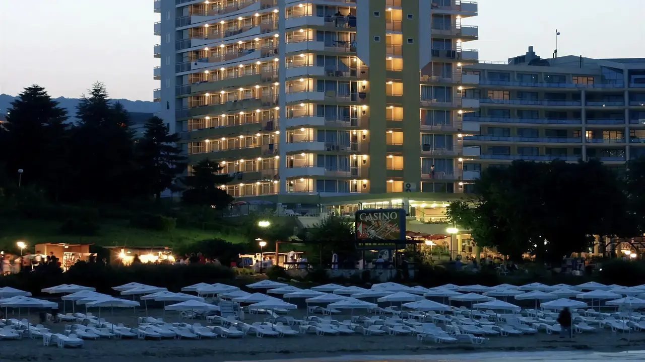 Widok na budynek Bonita z plażą