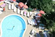 Basen z leżakami w Bonita