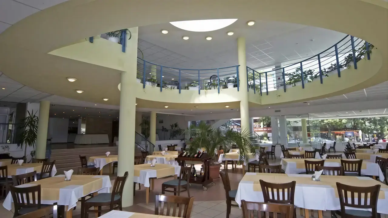 Restauracja w Bonita z nakrytymi stołami