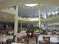 Restauracja w Bonita z nakrytymi stołami