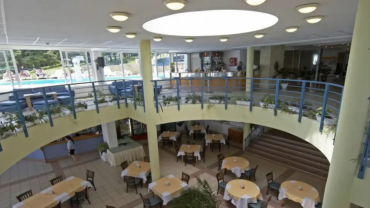 Restauracja w hotelu Bonita z ustawionymi stolikami