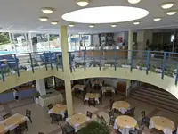 Restauracja w hotelu Bonita z ustawionymi stolikami