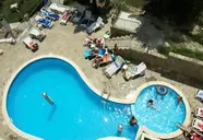 Basen z leżakami w Bonita