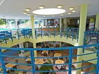 Restauracja w hotelu Bonita z okrągłymi stołami