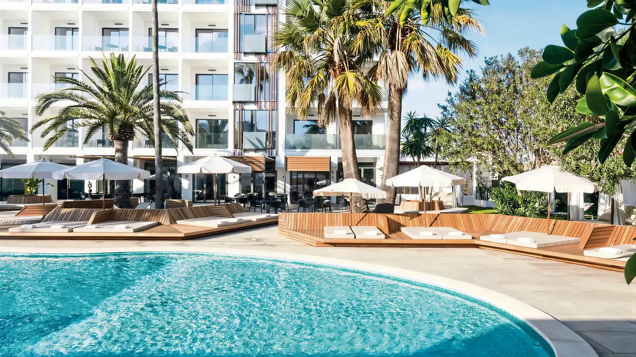 Basen i leżaki w hotelu Bordoy Alcudia Port Suites