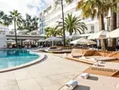Basen i leżaki w hotelu Bordoy Alcudia Port Suites