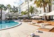 Basen i leżaki w hotelu Bordoy Alcudia Port Suites