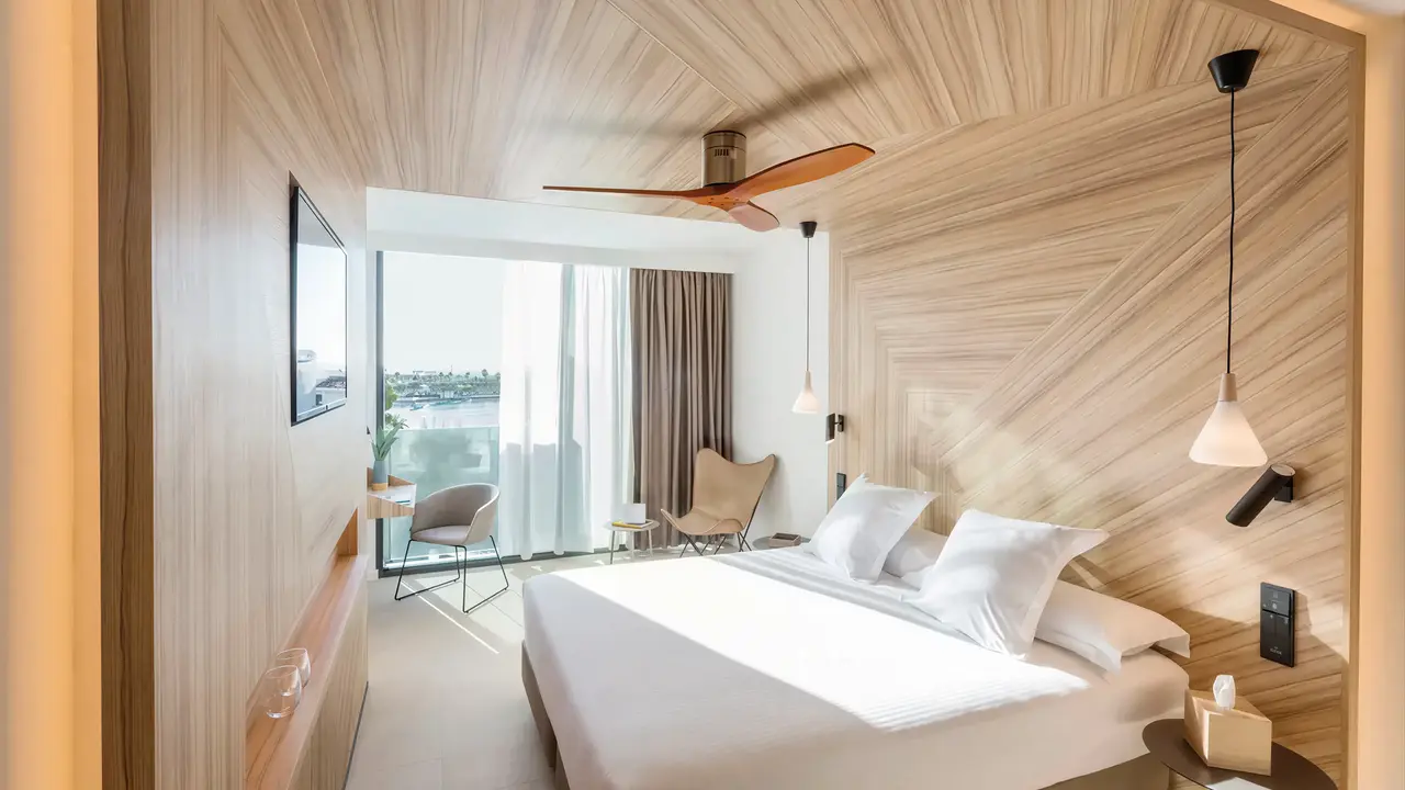 Nowoczesna sypialnia w Bordoy Alcudia Port Suites z jasnym łóżkiem