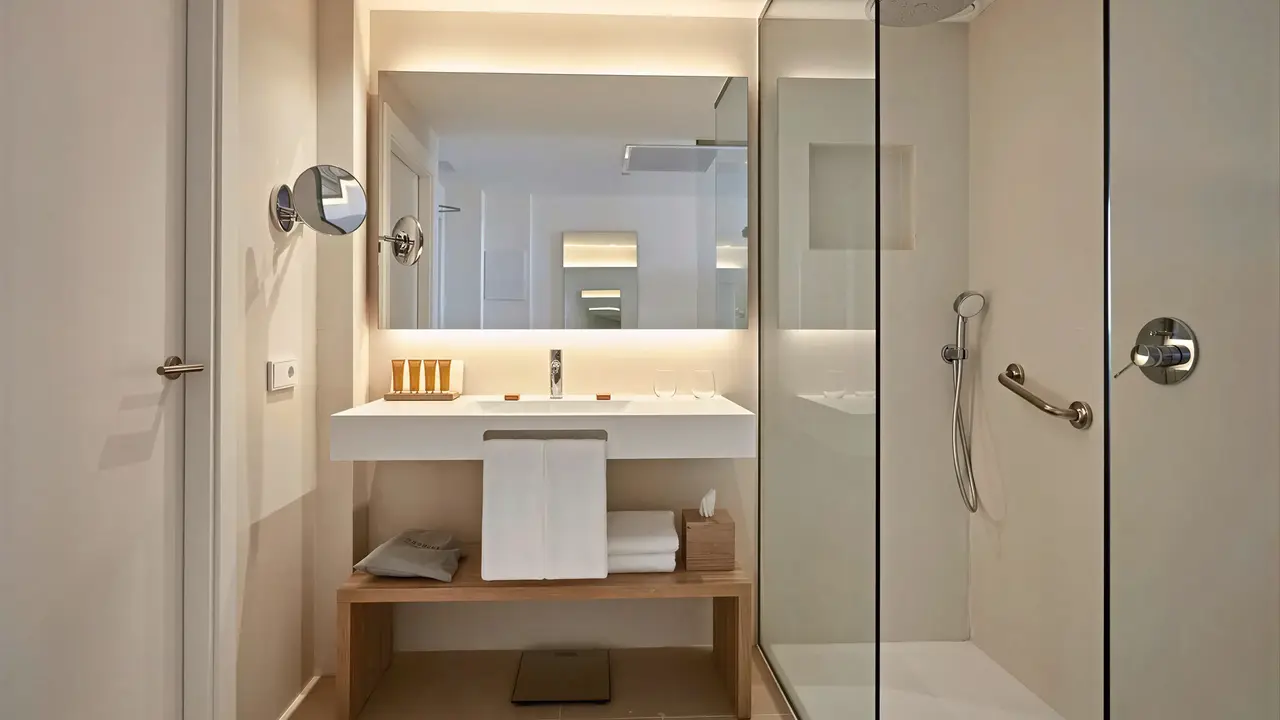 Nowoczesna łazienka w Bordoy Alcudia Port Suites z prysznicem