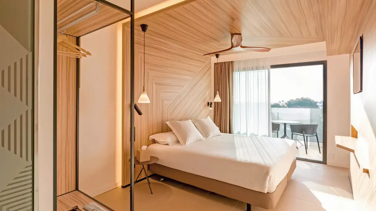 Nowoczesna sypialnia w Bordoy Alcudia Port Suites z widokiem na taras