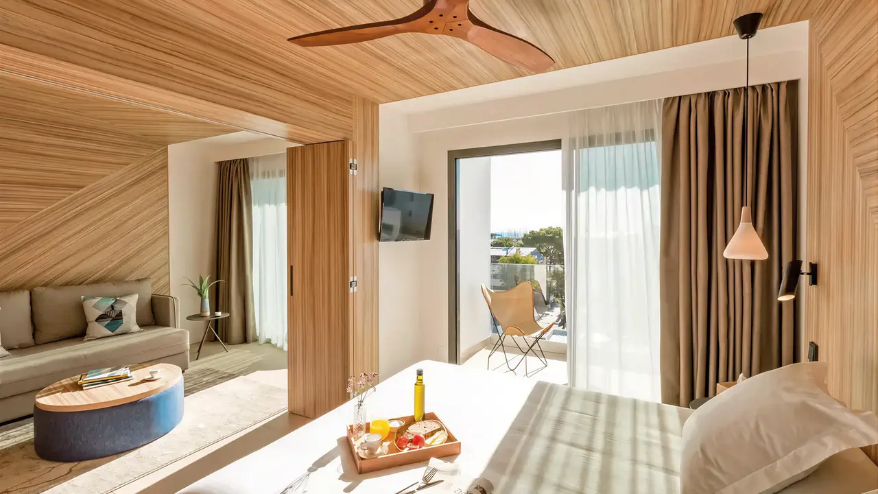 Nowoczesny pokój z łóżkiem w Bordoy Alcudia Port Suites