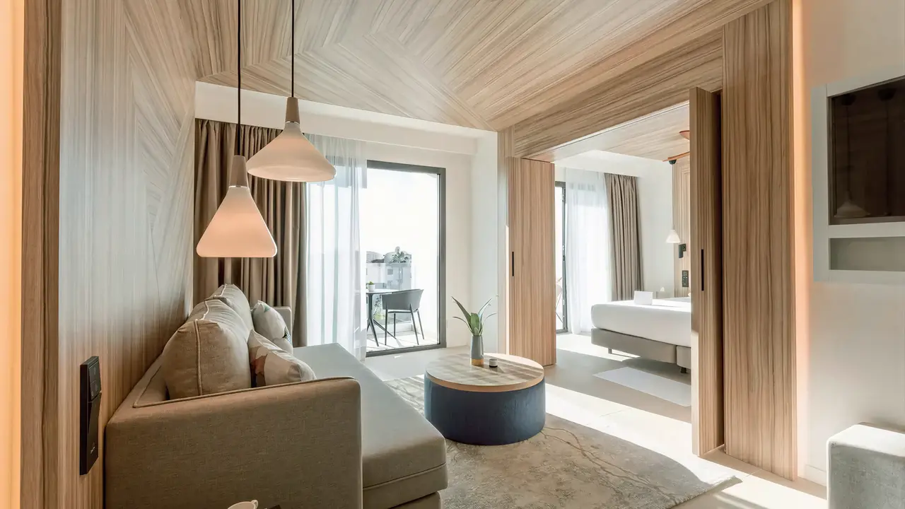 Wnętrze nowoczesnego pokoju w Bordoy Alcudia Port Suites