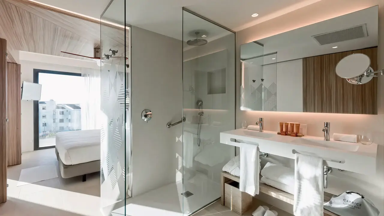 Nowoczesna łazienka w hotelu Bordoy Alcudia Port Suites