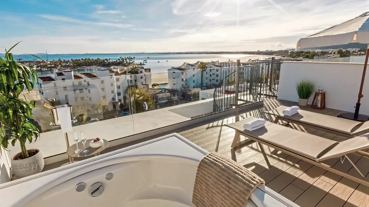 Prywatny taras z jacuzzi w Bordoy Alcudia Port Suites