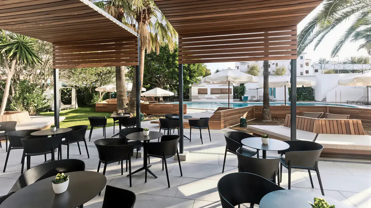 Taras z meblami przy basenie w Bordoy Alcudia Port Suites