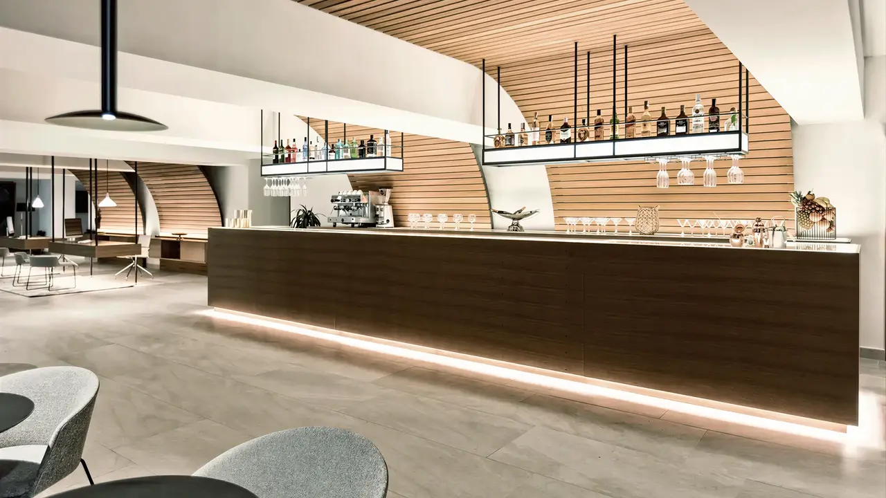 Nowoczesny bar w hotelu Bordoy Alcudia Port Suites