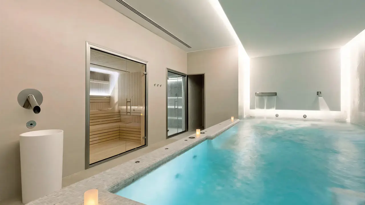 Kryty basen i sauna w Bordoy Alcudia Port Suites