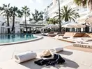 Basen i leżaki w hotelu Bordoy Alcudia Port Suites