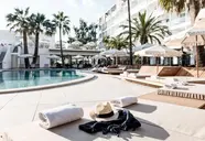 Basen i leżaki w hotelu Bordoy Alcudia Port Suites