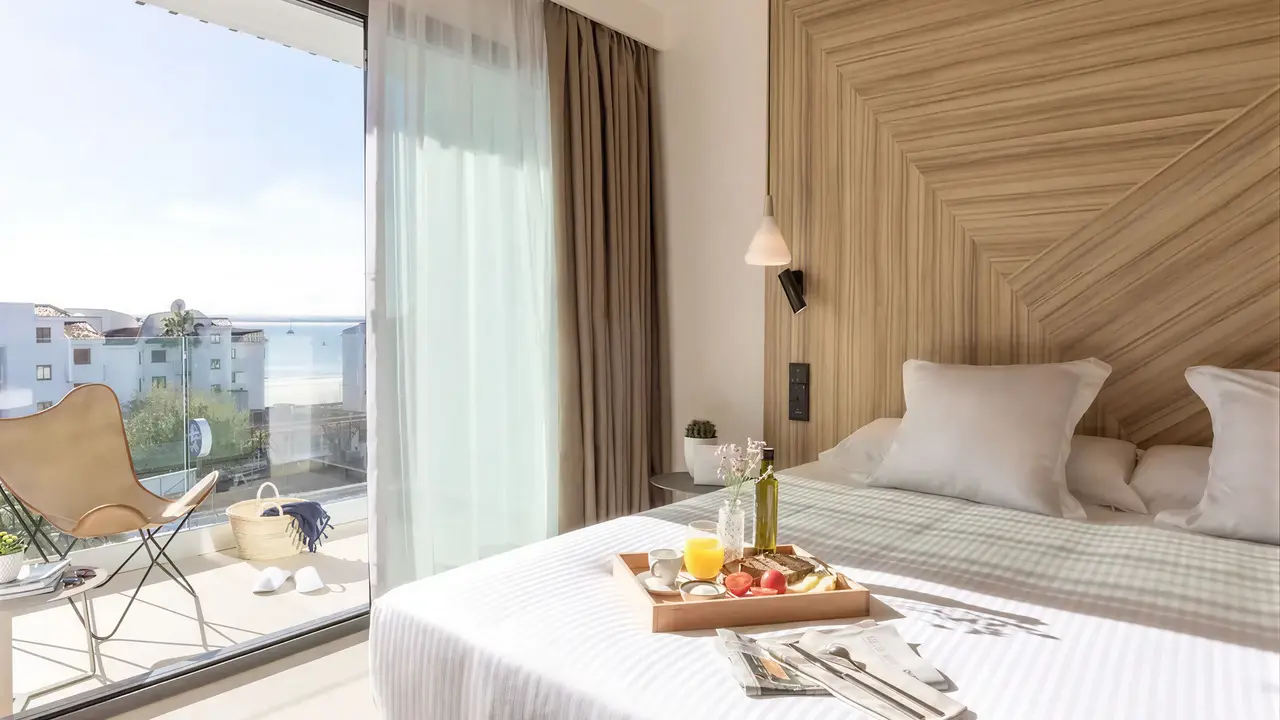 Sypialnia z widokiem na taras w Bordoy Alcudia Port Suites