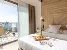 Sypialnia z widokiem na taras w Bordoy Alcudia Port Suites