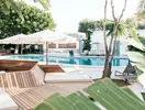 Basen i leżaki w hotelu Bordoy Alcudia Port Suites