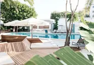 Basen i leżaki w hotelu Bordoy Alcudia Port Suites
