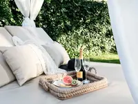 Relaksacyjna strefa z poczęstunkiem w Bordoy Alcudia Port Suites