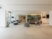 Nowoczesny hol w Bordoy Alcudia Port Suites z wygodnymi sofami