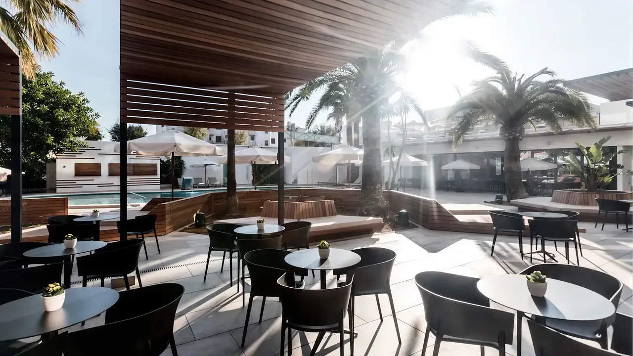 Taras z stolikami i krzesłami w Bordoy Alcudia Port Suites